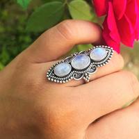 Anillo de Boda de Lujo en Plata de Ley con Piedra Natural Triple de Piedra Lunar, Engaste de Bisel, Diseño Largo y Elegante, Piedra de Nacimiento de Junio para Mujer