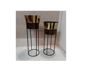 Jardinière en métal gravée à la main de créateur avec une finition artistique parfaite pour les décors de plantes modernes, classiques et d'inspiration vintage. - Product Image 1