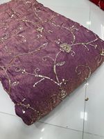 Tissu en soie brodé de motifs floraux avec des perles et des pierres pour costumes, saris et vêtements ethniques festifs