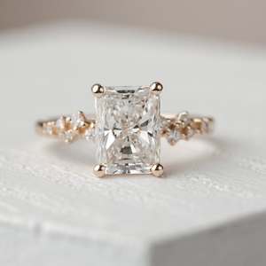 Regalo de anillo de compromiso cultivado en laboratorio de corte radiante para mujer con plata 925 10K 14K 18K oro sólido - Product Image 5