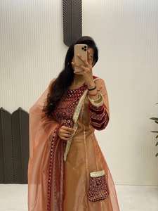 Kurta ชุดผู้หญิงพร้อมผ้าทอลายทแยงเย็บลำดับด้วยผ้ากำมะหยี่และลูกไม้ซาโมซ่าทำงานด้านบนและด้านล่างพร้อม dupatta - Product Image 2