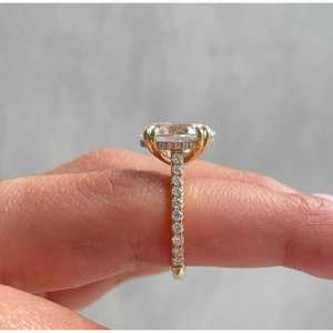 Anillo de Compromiso con Diamante Ovalado de 3.00ct Cultivado en Laboratorio, Doble Garra y Halo Oculto, Certificado IGI - Product Image 3