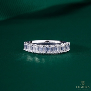 Anillo de Eternidad de Oro con Baño de Rodio y Diamantes Cultivados en Laboratorio con Corte Esmeralda de Lujo de 2.13CT, con Piedras Laterales de Moissanita para Mujer - Product Image 1