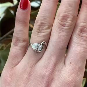 Anillo de Compromiso con Diamante Cultivado en Laboratorio de Corte Pera de 1.50 Ct, en Oro Blanco, Anillo de Novia Solitario con Baño de Rodio, Anillo de Bodas - Product Image 2