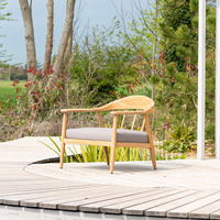 Chaise longue en teck de haute qualité, finition couleur naturelle, avec coussin, pour intérieur/extérieur, idéale pour hôtel, salon, chambre.