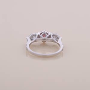 Anillo de compromiso de lujo de plata de ley 925 con tres piedras de diamantes rosas y blancos de corte redondo. - Product Image 3