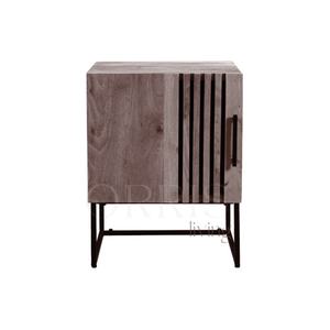 Chevet moderne en bois massif, design de porte élégant, base en métal noir, finition lisse, construction robuste artisanale, chambre à coucher de style campagnard - Product Image 1