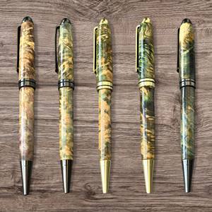 ปากกาลูกลื่นไม้แบบมีฐานตั้ง ดีไซน์หรูหรา ลายไม้สวย  สลักโลโก้ ขนาดหัวปากกา 0.7 มม. สำหรับงานโปรโมชั่น - Product Image 1