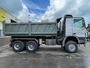 Camión volquete de Uso Económico 2005 Mer Cedes <span class=keywords><strong>B</strong></span> Enz Actros 3341 Camión volquete 6X6 Euro 6 Sistema hidráulico de transmisión semiautomática - Product Image 2