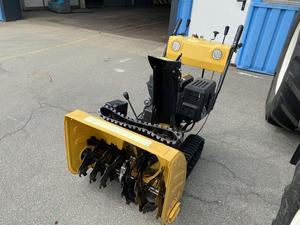 Souffleuse à neige autotractée Loncin à moteur thermique, modèle jaune, pour usage professionnel - Product Image 1