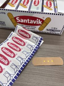 Santa vik OEM Drei-Loch-Pflaster Atmungsaktiver Erste-Hilfe-Verband <span class=keywords><strong>Sport</strong></span> band Belüftung Plain Fabric Adhesive <span class=keywords><strong>Plaster</strong></span> - Product Image 6