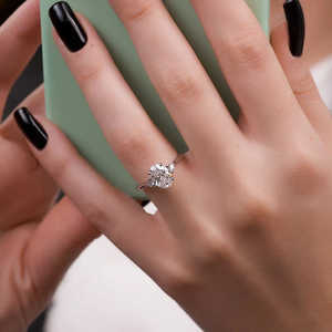 แหวนเพชรโมอิสสามเม็ดที่สง่างามพร้อมด้วยวงรีและทรงกลมที่หรูหรา - Product Image 4