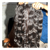 Rambut manusia bergelombang India mentah pakan 100% rambut Remy Virgin yang tidak diproses, hitam alami, bebas kusut & bebas penumpahan
