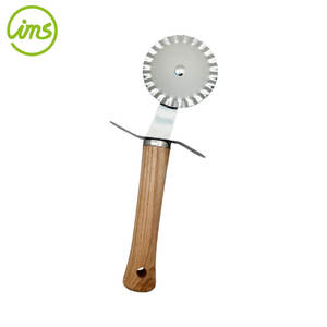 Cortador de Pizza y Ravioles de Acero Inoxidable Personalizado de Primera Calidad con Mango de Madera de Fresno y Diseño Antideslizante - Product Image 3