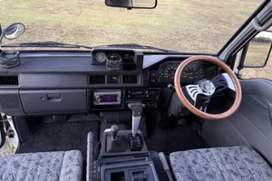 LISTO PARA CONDUCIR - USADO, VOLANTE A LA IZQUIERDA |   Volante a la derecha |   Volkswagen Tipo 2 Microbus de 1975, Conversión de 23 Ventanas - Product Image 4