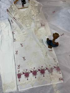 Ensemble Kurti et pantalon blanc brodé élégant avec dupatta doux pour les occasions traditionnelles - Product Image 3