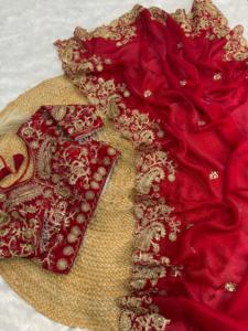 Turn Heads esta temporada festiva con nuestro Fancy Fendy Satin Red Sari con todo el trabajo de lentejuelas Zari para ese brillo perfecto para mujeres - Product Image 3