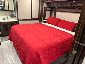 Meilleur camping-car R-E-N-E-G-A-D-E d'occasion en excellent état, modèle XL X45BBC 2021, haute performance, disponible à la vente - Product Image 4