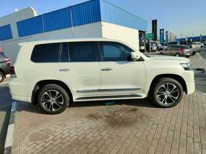 Sedán 2022-2023 con Asientos de Cuero, Techo Panorámico, Transmisión Automática, Interior Oscuro Usado, 6 Cilindros de Aspiración Natural - Product Image 2