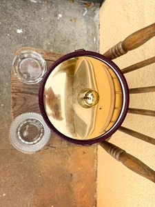 Seau à glace élégant rouge avec couvercle doré et poignée incurvée, articles de bar élégants pour servir des boissons fraîches, utilisation à domicile, fête, divertissement - Product Image 3