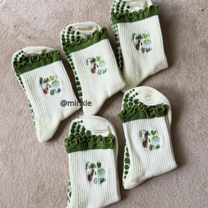 Chaussettes de yoga et de Pilates pour femmes, logo personnalisé en gros, antidérapantes, en coton, hauteur mi-mollet, avec broderie matcha, bordure à volants pour les amateurs de matcha - Product Image 2