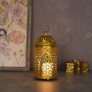 Lanterne en métal doré de luxe en forme de croissant avec des découpes complexes Lumière de bougie chaleureuse Élégante décoration de table et cadeau pour le Ramadan - Product Image 2