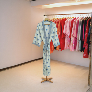 Robe Kimono de Luxe pour Femme en Soie Satinée 100% Douce et Respirante, Rayures Grises et Dorées, Col en V, Fermeture à Cordon, Personnalisable sur le Devant - Product Image 5