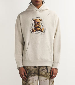 เสื้อฮู้ดสีเบจยูนิเซ็กส์กับหมีโกรธและเสื้อสเวตเชิ้ตแบบสวมศีรษะพิมพ์ลายแนวสตรีทสวมใส่สบายมีกระเป๋าด้านหน้าและดีไซน์แบบมีฮู้ด - Product Image 3