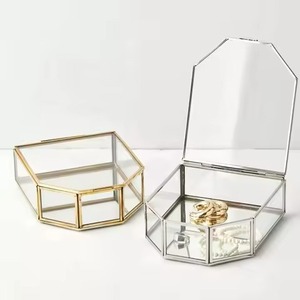 กล่องเครื่องประดับแก้วคริสตัลตกแต่งกรอบโลหะสีทองในรูปทรงที่แตกต่างกัน - Product Image 6