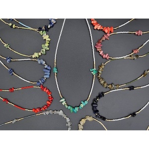 Collier de perles en pierre plaqué or, bijoux perlés élégants pour présentation en boutique, tendance - Product Image 2
