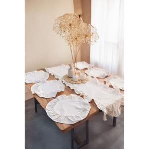 Elegante Camino de Mesa Gris con Volantes y Juego de 6 Manteles Individuales Rectangulares para Decoración de Mesa de Comedor Estilo Rústico - Product Image 4