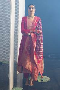 Colección Premium: Kurti, Pantalón y Dupatta de Seda Banana con Bordado Zari Dorado, Fabricante de la India a Precio de Mayoreo - Product Image 5