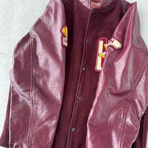 Vintage Maroon Varsity Jacket Mens Retro Leather Sleeve Letterman Bomber Coat con parches bordados Prime Sports Winnipeg - Product Image 6