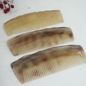 Peigne en corne naturelle Soin des cheveux durable, élégant et écologique par l'artisanat cresecent - Product Image 1