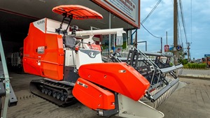 Cosechadora de Arroz de 108 HP Kubota DC-108X con Orugas de Goma, Máquina Diésel para Cosechar Granos, Ideal para Campos de Arroz Grandes y Uso en Zonas Húmedas - Product Image 4