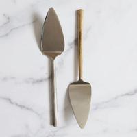 Belle serveuse à gâteaux avec poignée au design floral conçue pour compléter toute décoration de table à dessert ou d'événement