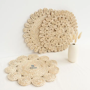 Napperon en rotin de couleur naturelle Assiettes de présentation creuses en osier pour les vacances Tapis de table de cuisine de Noël Napperons tissés ronds - Product Image 1