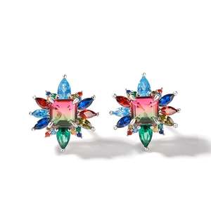 Boucles d'oreilles fines Jeulia en argent sterling avec émeraude taille brillant - Product Image 1
