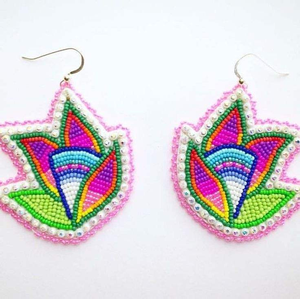 Boucles d'oreilles de fête classiques ornées, faites à la main, brodées de perles de rocaille, de perles, de paillettes et de strass, bijoux colorés et audacieux - Product Image 5