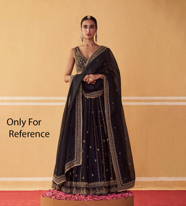 Lehenga Choli de Seda Tabby Negra con Bordado en Relieve, Largo hasta el Suelo, Corte Regular, con Dupatta de Red, Diseño de Diseñador para Boda, Compromiso, Diwali - Product Image 1