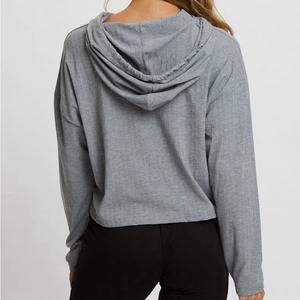 2025 superventas conjunto de dos piezas con capucha corta suave cómoda para mujer con logotipo personalizable para chándal de invierno - Product Image 3