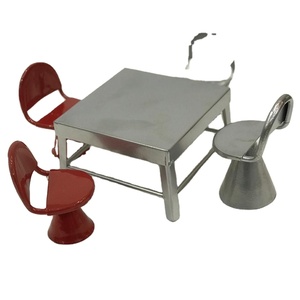 Muebles de casa de muñecas para niños, juego de comedor de Metal, mesa plateada de alta calidad y sillas rojas en miniatura - Product Image 1