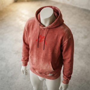 Sudadera con Capucha Mayra para Hombre, Color Coral Lavado, con Logotipo Rojo, Felpa, Estilo Urbano, Informal, Personalizable, Venta al Por Mayor, OEM - Product Image 4