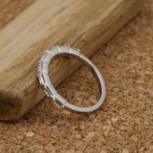 VVS2ตัดทรงบาแกตต์แหวนเพชรสำหรับปลูกในห้องปฏิบัติการสีอีจีไอได้รับการรับรองผู้ผลิตเครื่องประดับทอง14K แบบตามต้องการ - Product Image 4