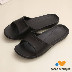 Zapatillas ligeras y silenciosas para hombre y mujer, chanclas unisex de color negro - Product Image 2