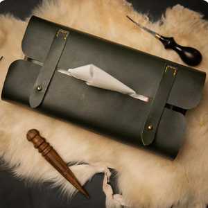 Elegante cubierta de caja de pañuelos personalizable de cuero genuino hecha a mano para escritorio de oficina y decoración moderna del hogar - Product Image 2