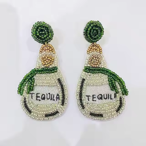 Boucles d'oreilles pendantes bohèmes faites à la main en perles de rocaille motif bouteille de tequila, bijoux de fête pour femmes et filles, accessoires de mode pour festivals - Product Image 1