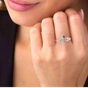 Meilleure conception de bague de fiançailles Claddagh en argent sterling 925 plaqué or rose avec diamant rond pour les femmes mode au meilleur prix - Product Image 6