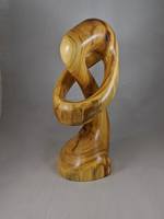 Escultura artística de madera tallada en madera maciza, perfecta para espacios de exposición, galerías y estudios creativos