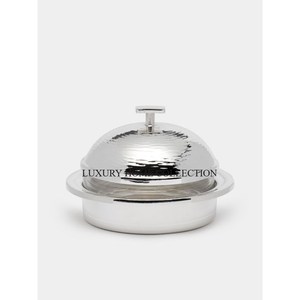 Beurrier élégant en métal argenté avec attrait idéal pour ceux qui veulent une présentation de table sophistiquée et élégante - Product Image 1